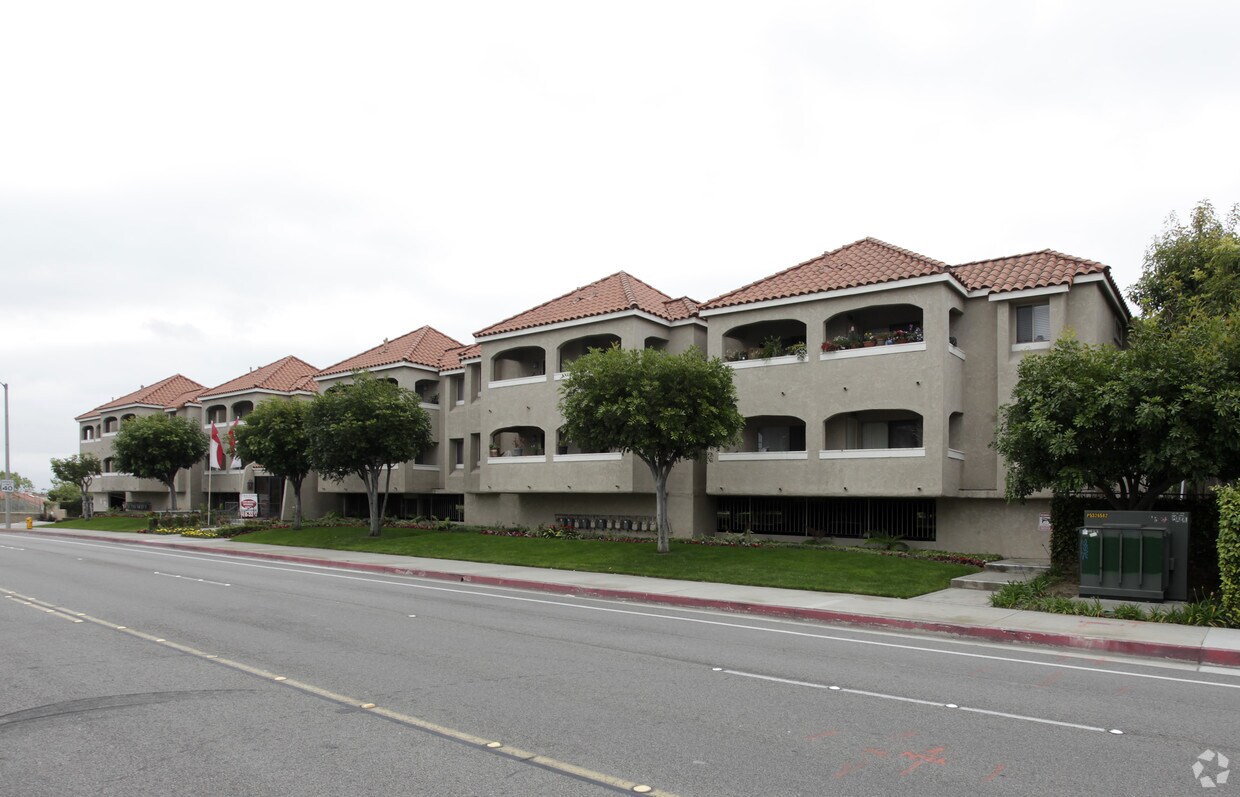 Yorktown Apartments in Huntington Beach, CA