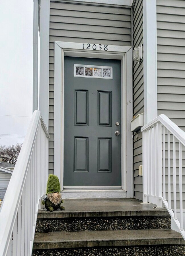 Photo du bâtiment - Modern 3 Bed / 1.5 Bath Suite – Spacious & Bright!