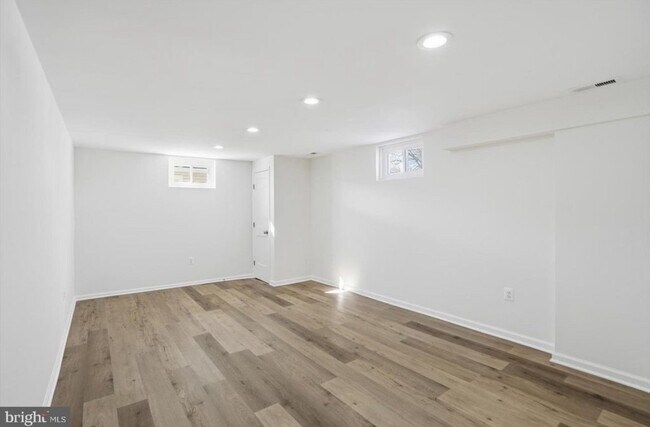 Foto del edificio - 36 Mapledale Ave