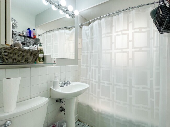 Foto del edificio - 526 W Roscoe St