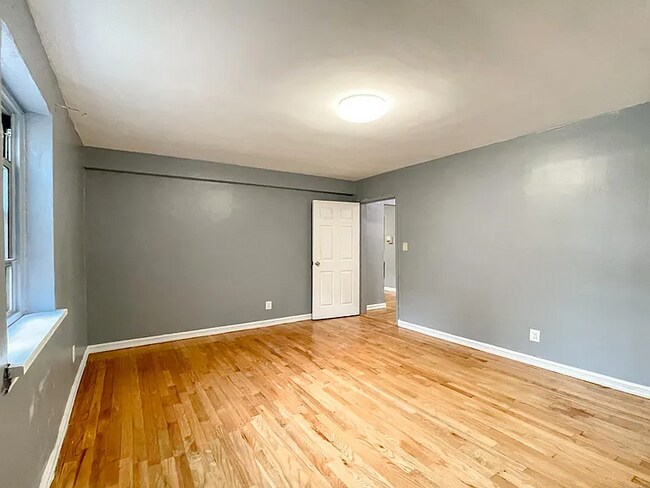 Building Photo - 160-28 75th Rd