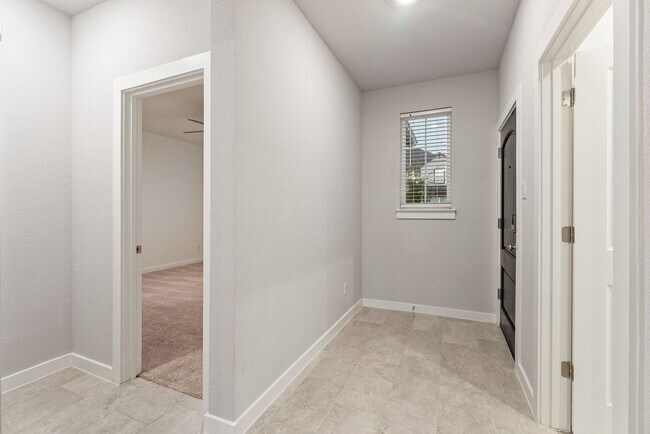 Foto del edificio - Beautiful 4 bedroom, 3 bathroom home in Hu...