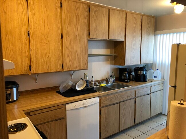 Gran cantidad de gabinetes en la cocina - 18531 Mayall St