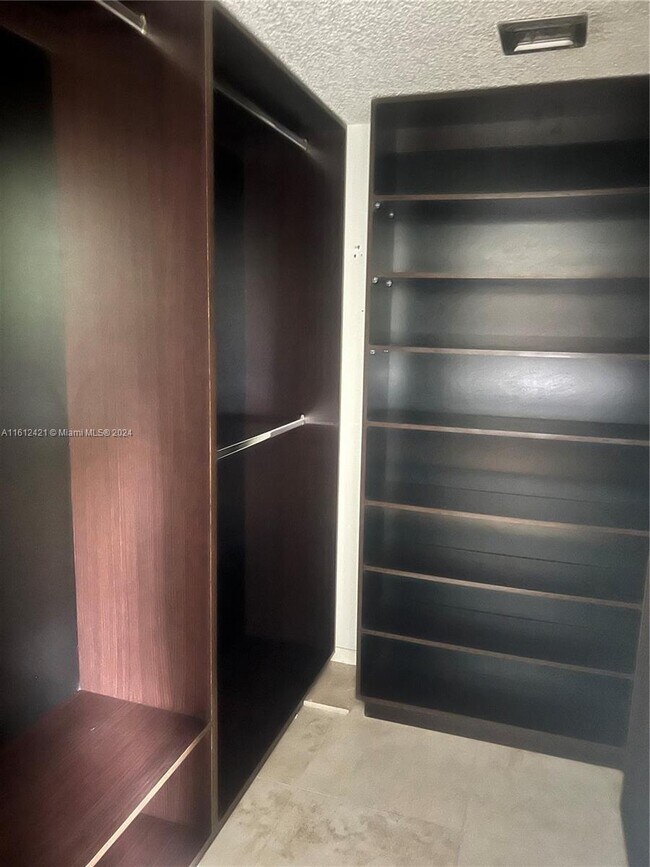 Foto del edificio - 9300 Bay Harbor Terrace