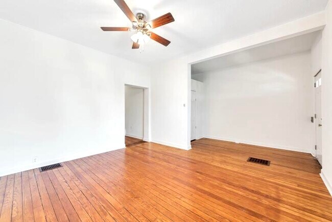 Sala de estar - 5618 S Magnolia Ave