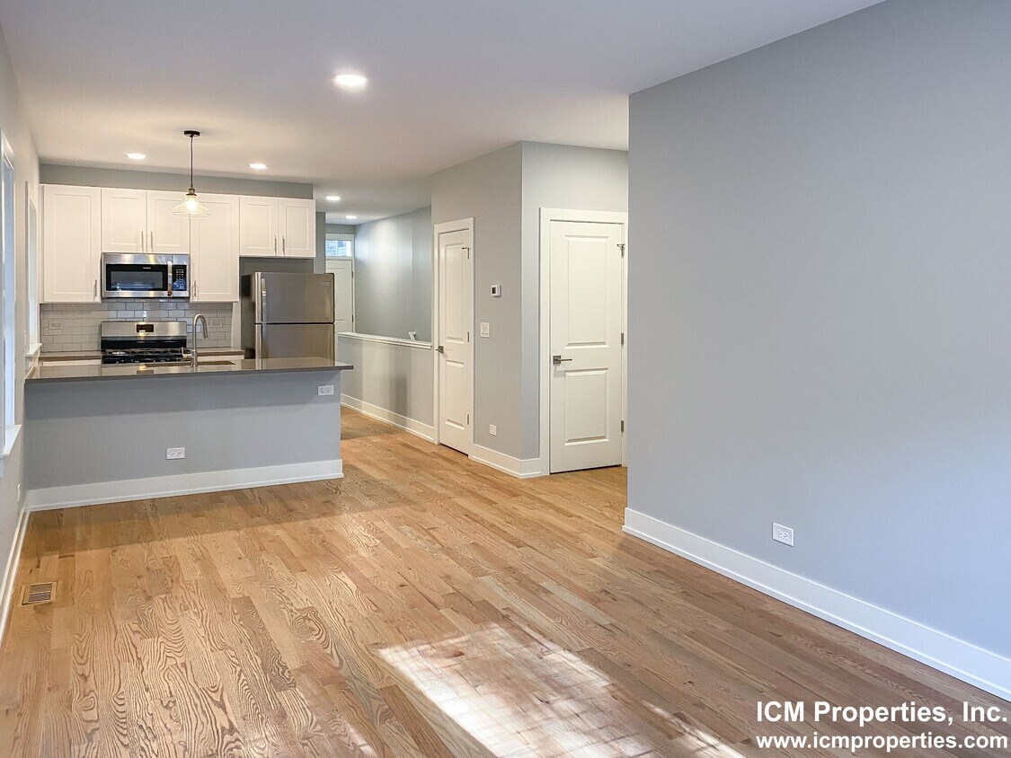Foto principal - 344 W Dickens Ave