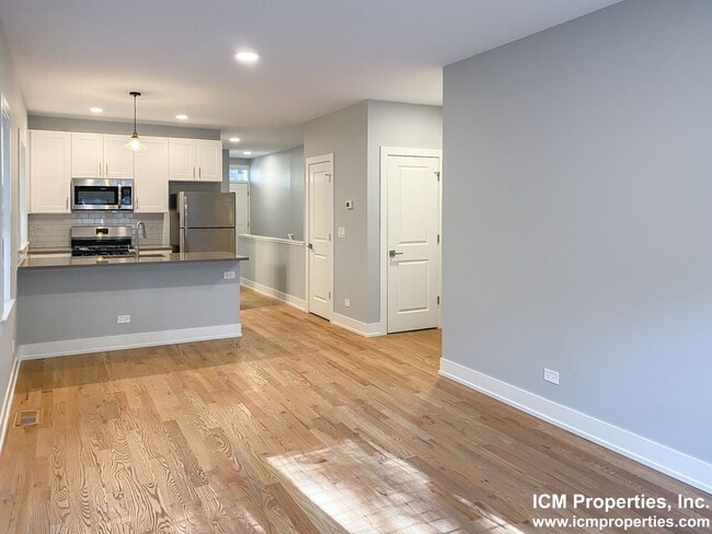 Building Photo - 344 W Dickens Ave