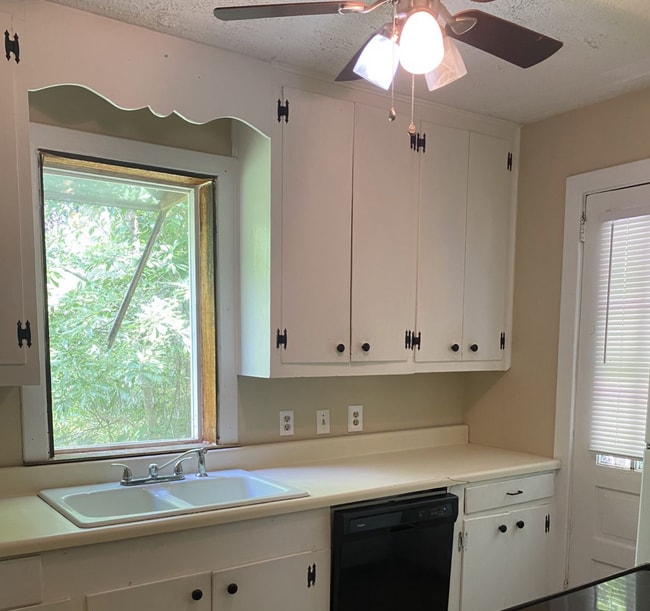 Building Photo - 3Bed/1Bath House Downtown for August 2026!