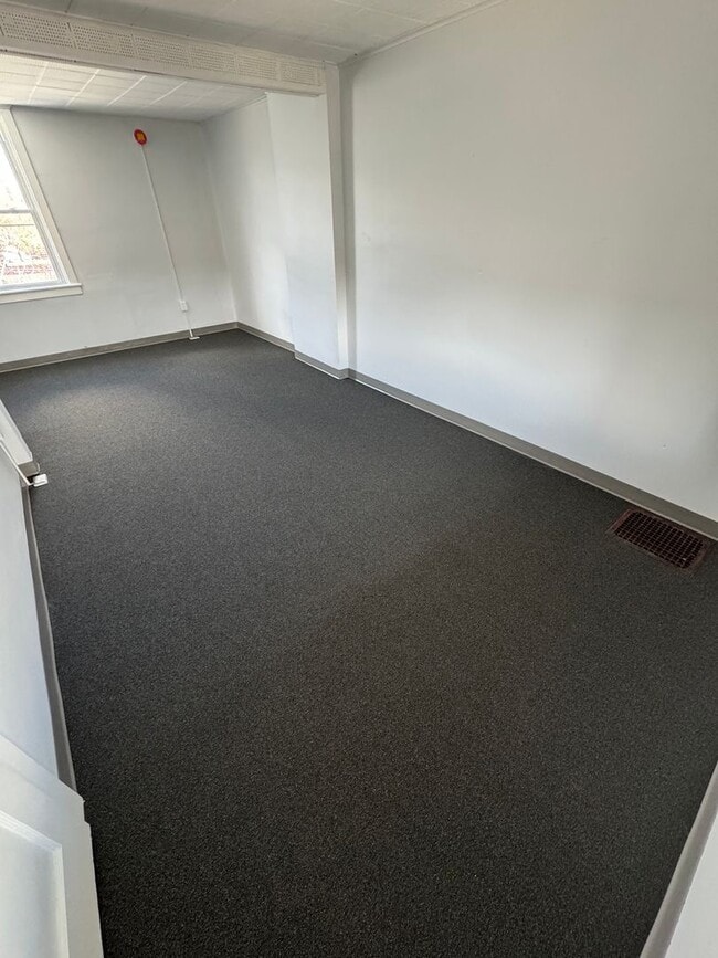 Building Photo - THREE/FOUR Bedroom/ONE Bath Row