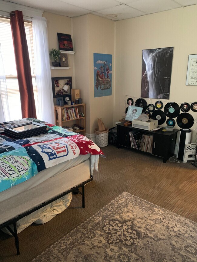 Dormitorio - 628 Hal Greer Blvd