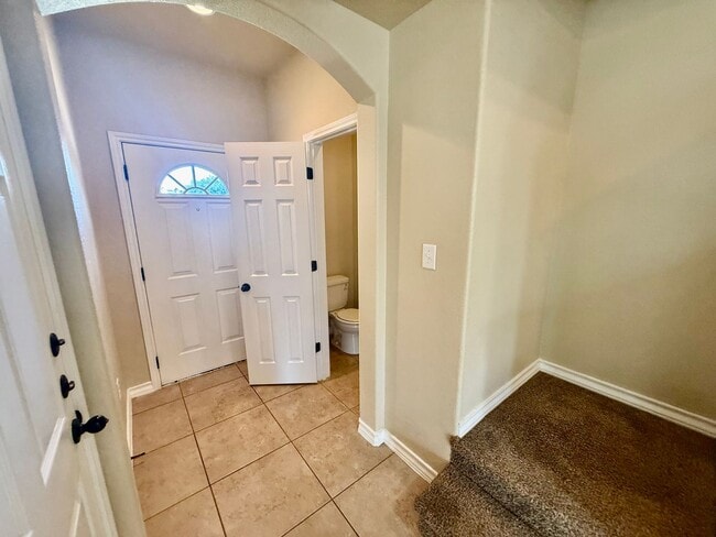 Building Photo - Beautiful 3 BR, 2.5 bath townhome located in the Judson School District