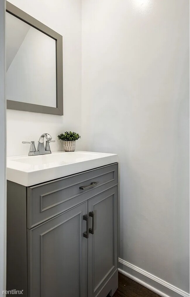 Foto del edificio - 2 br, 1.5 bath Townhome - 617A Moore Avenue