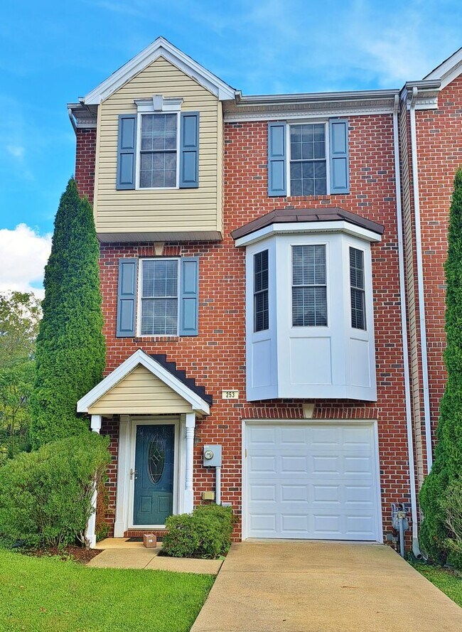 Foto del edificio - 3 Bed / 2-1/2 Bath Single Family Townhome with 1-Car Garage