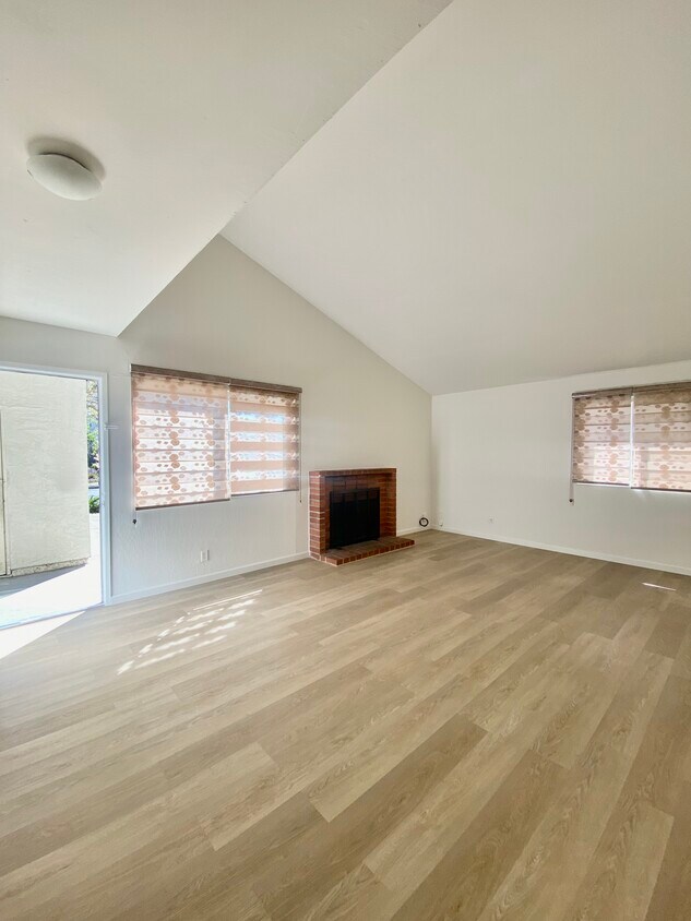 Living Room - 32552 Lake Tana St