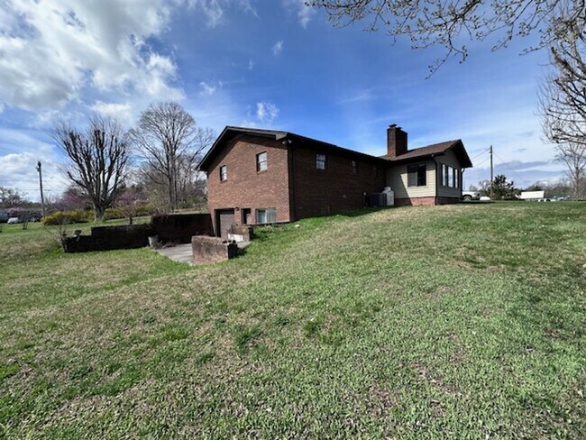 Foto del edificio - Maryville 37803 - 5 bedroom, 3 bath home - Contact Karen Robertson (865) 454-7626