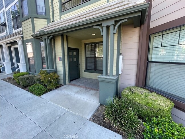 Building Photo - 530 S Primrose Ave