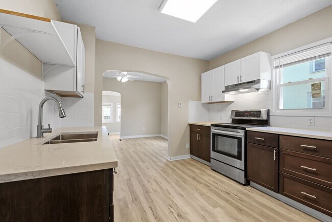 Foto del edificio - 1421 Dowling Ave N