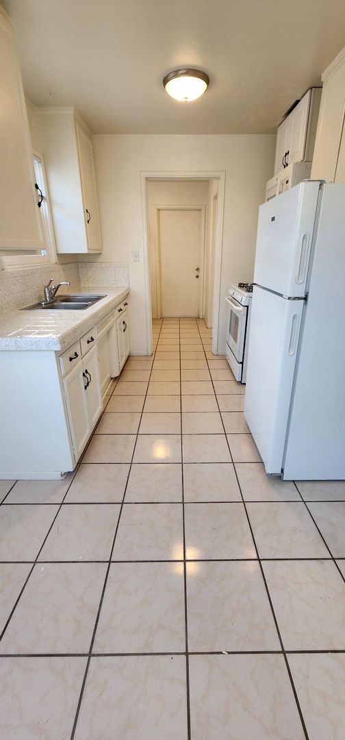 Building Photo - Recently Reduced!*New Year's Special!!*Vintage duplex near La Mesa Village + basement storage!