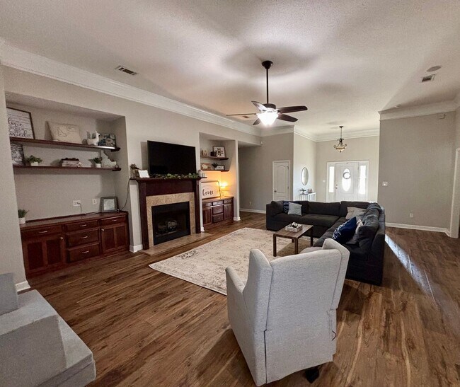 Foto del edificio - Spacious 4BR Home with Fireplace, Screened Porch & Privacy-Fenced Yard