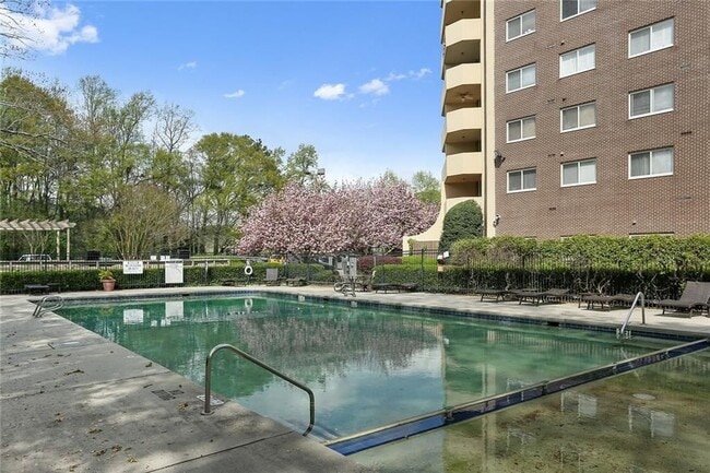 outside1 - 1501 Clairmont Rd Apartment