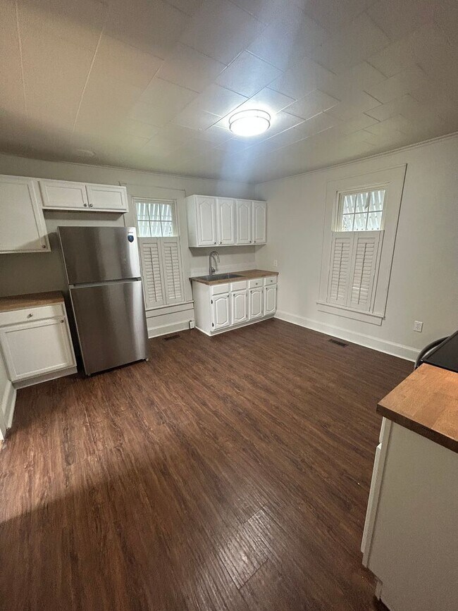 Foto del edificio - Stylish One-Level Living with Deck & Fenced Backyard