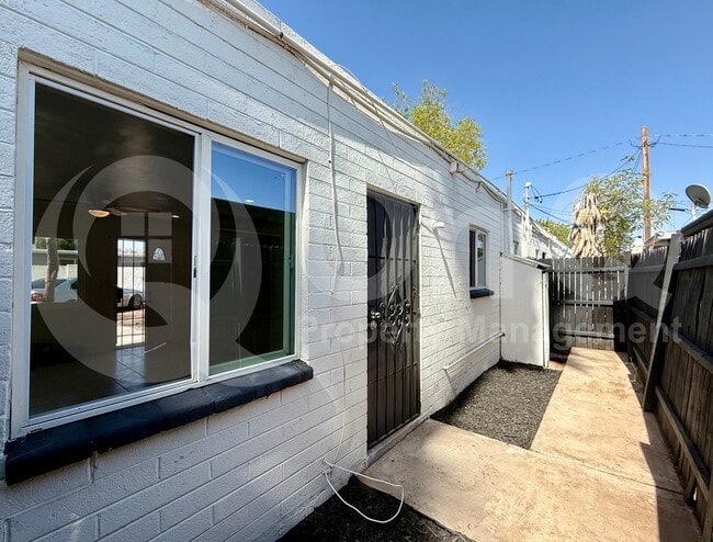 Building Photo - 609 S Bellview