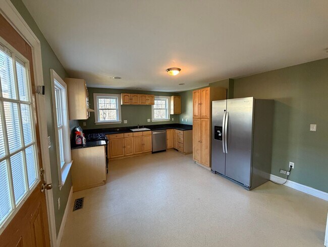 Foto del edificio - Move-In Ready Townhouse in North Billerica – Unbeatable Transit Access!