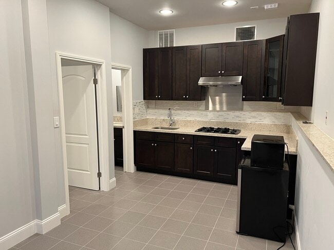 Building Photo - 2020 Del Mar Ave