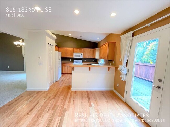 Foto del edificio - 815 183rd Pl SE