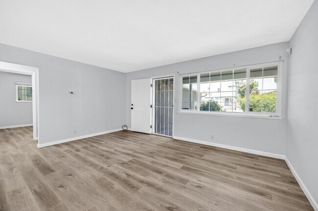 Building Photo - 3042 Maple Ave