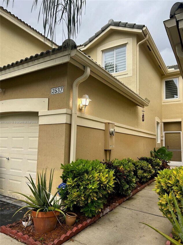 2537 Cordoba Bend, Weston, FL 33327 Townhome Rentals in Weston FL