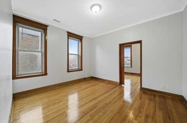 Building Photo - 2556 S Albany Ave
