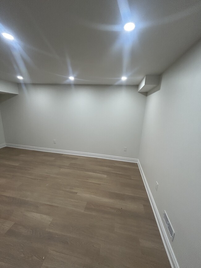 Building Photo - 255 Thornbush Blvd