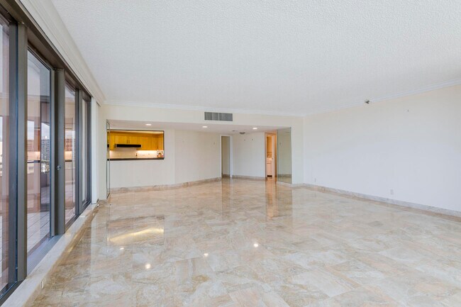 Building Photo - 100 Lakeshore Dr