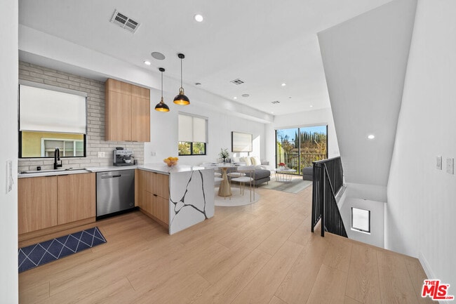 Building Photo - 13841 Burbank Blvd