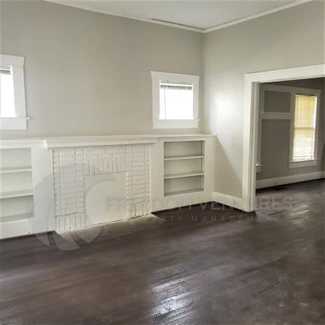 Building Photo - Spacious 3BR/2BA Rental with Hardwood Floo...