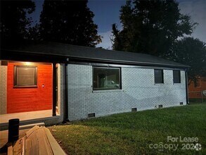 Building Photo - 2052 Syracuse Dr