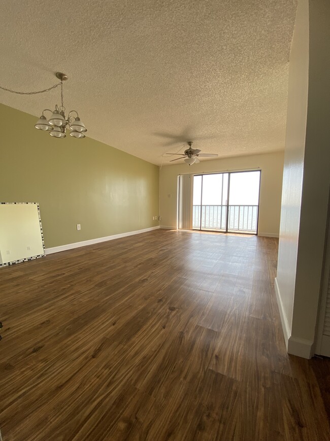 Living / dining room - 6850 N Cocoa Blvd