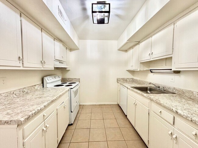 Building Photo - Cozy Townhome in Virginia Beach