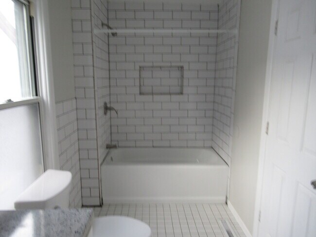 Foto del edificio - Beautifully updated and Spacious!  2 Bed H...