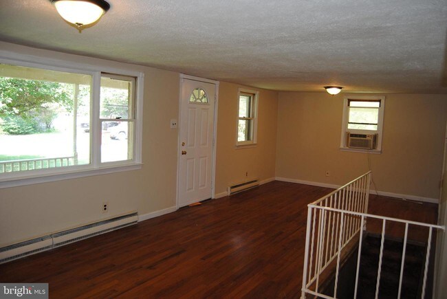 Building Photo - 86 Beamer Ln