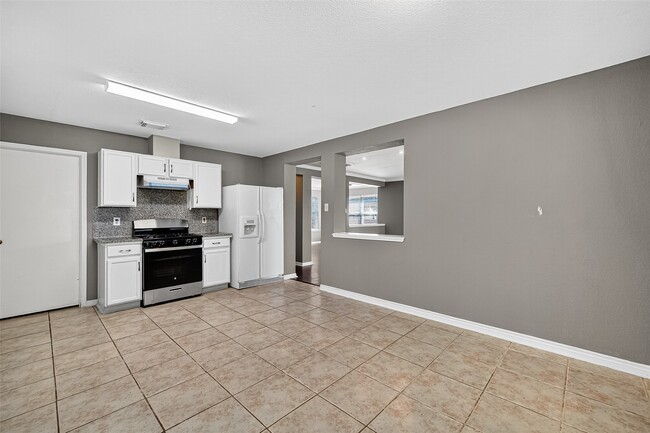 Building Photo - 5615 W Harrow Dr