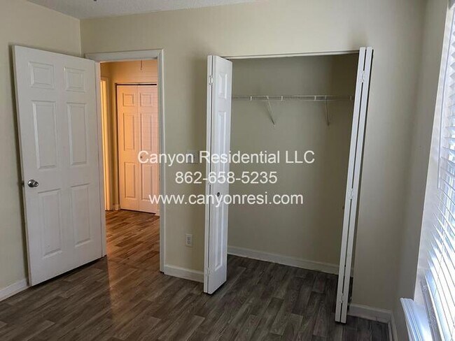 Foto del edificio - 461 Bedford Knoll Dr