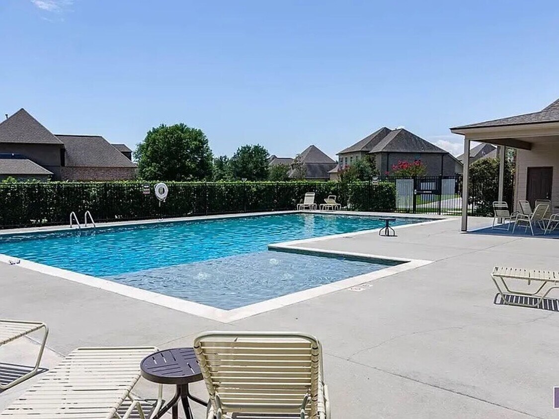 Foto del edificio - Beautiful Townhome with Fenced Yard & Garage in Prairieville