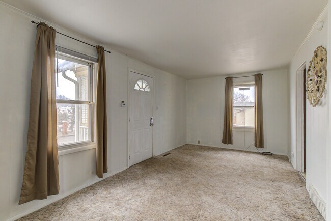 Building Photo - 856 S Conwell St