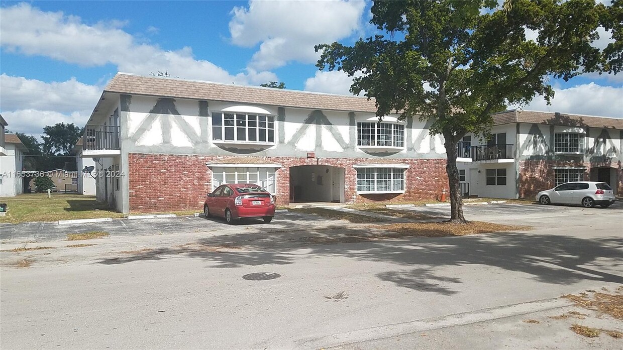 Foto principal - 5301 NW 18th St