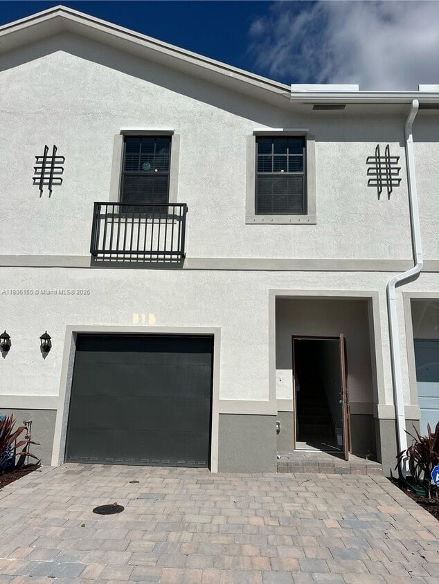 Foto principal - 814 SW 11th Wy