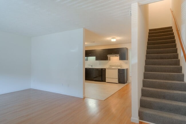 Building Photo - 4 bedroom / 2 1/2 Bath. Undergrad Welcome. Off Street Parking, Bus Route