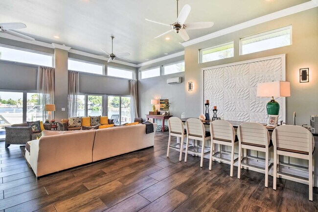 Building Photo - 2122 W Vina Del Mar Blvd