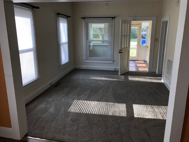 Foto del edificio - Charming 1920s Bungalow Steps from Downtow...